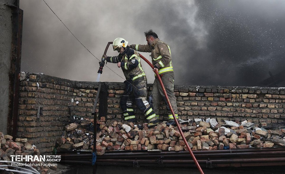 تصاویر آتش سوزی انبار چسب در بازار بزرگ تهران