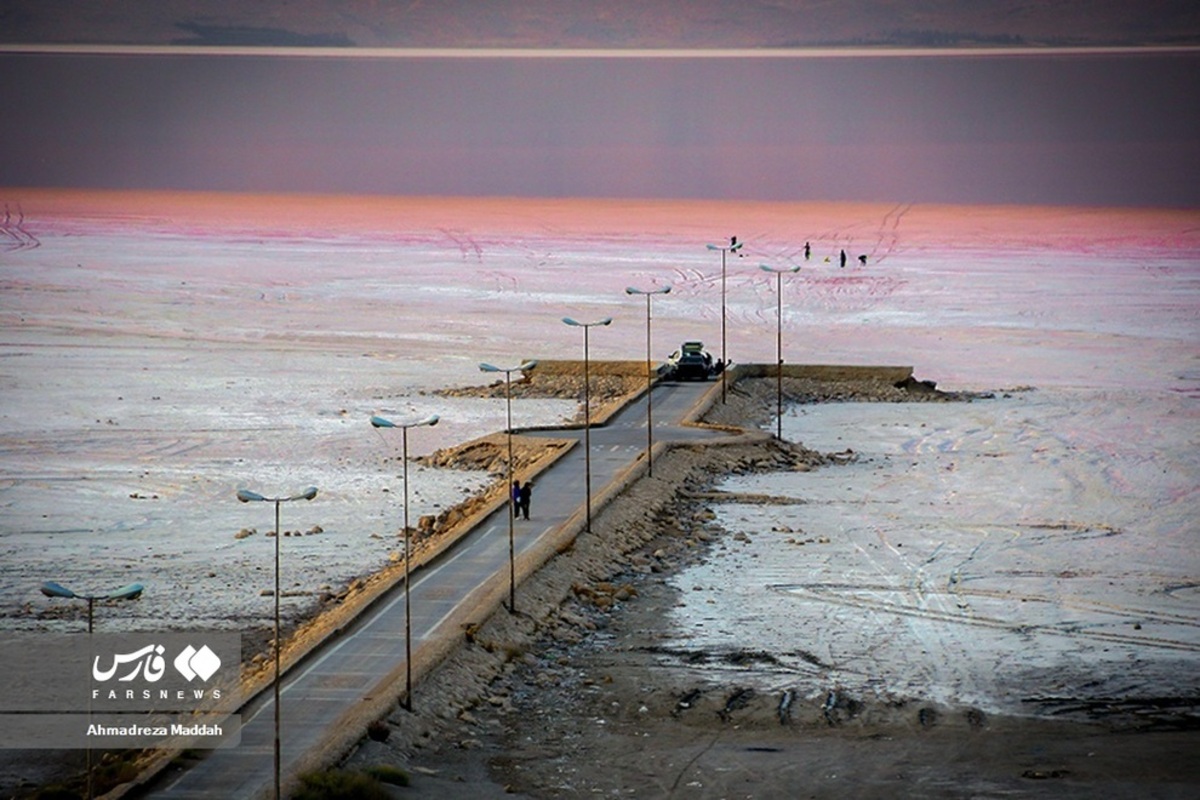 پاکسازی حاشیه دریاچه صورتی شیراز