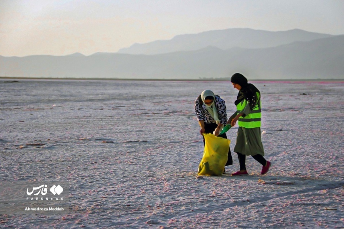 پاکسازی حاشیه دریاچه صورتی شیراز