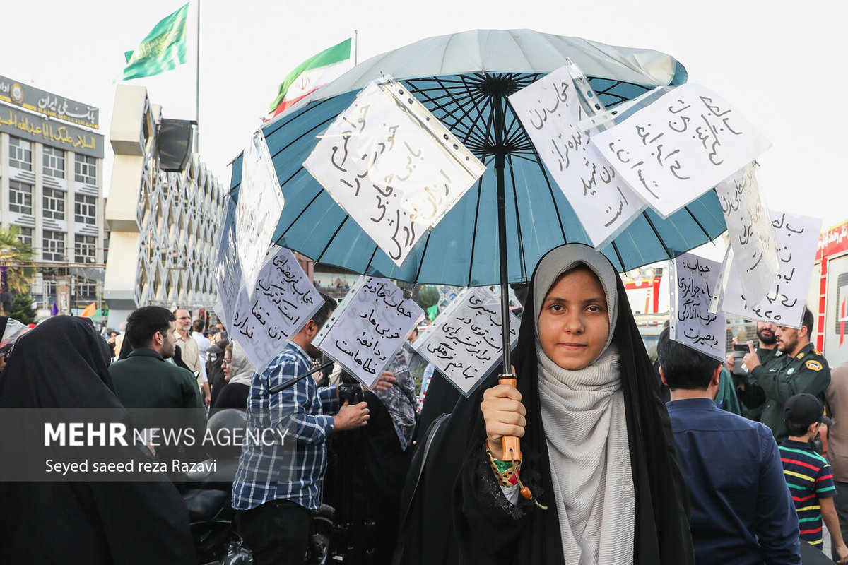 پلاکاردهای جنجالی از تجمع حجاب در تهران