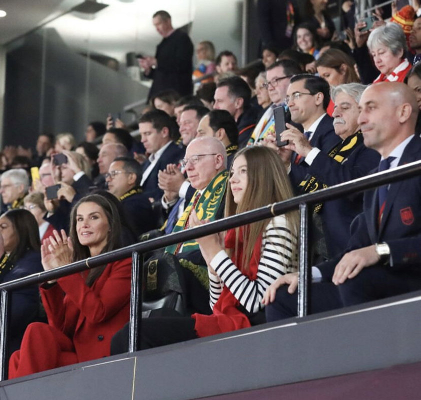 ملکه اسپانیا با تیپ خاص در جشن قهرمانی؛ جام روی دست بانوی اول!