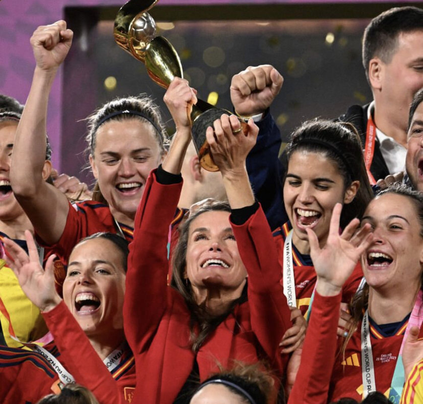 ملکه اسپانیا با تیپ خاص در جشن قهرمانی؛ جام روی دست بانوی اول!