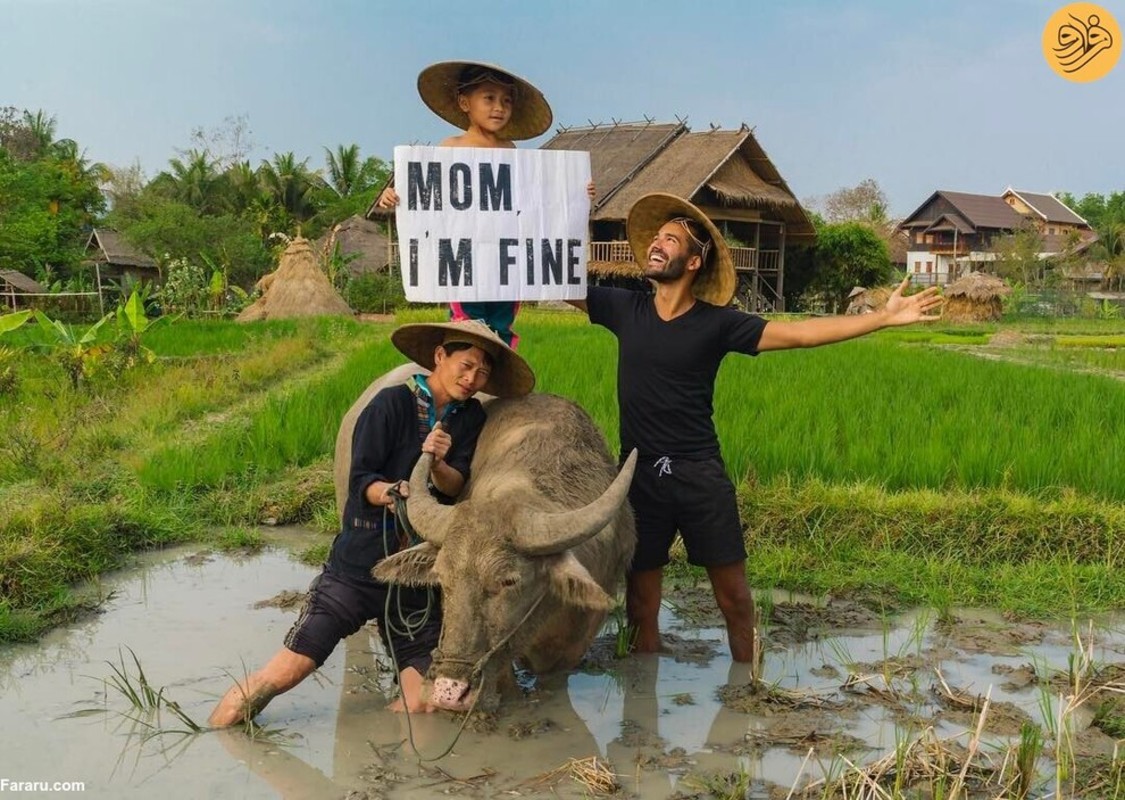 عکس‌های خنده‌دار یک جهانگرد با تابلوی «مامان، من خوبم»