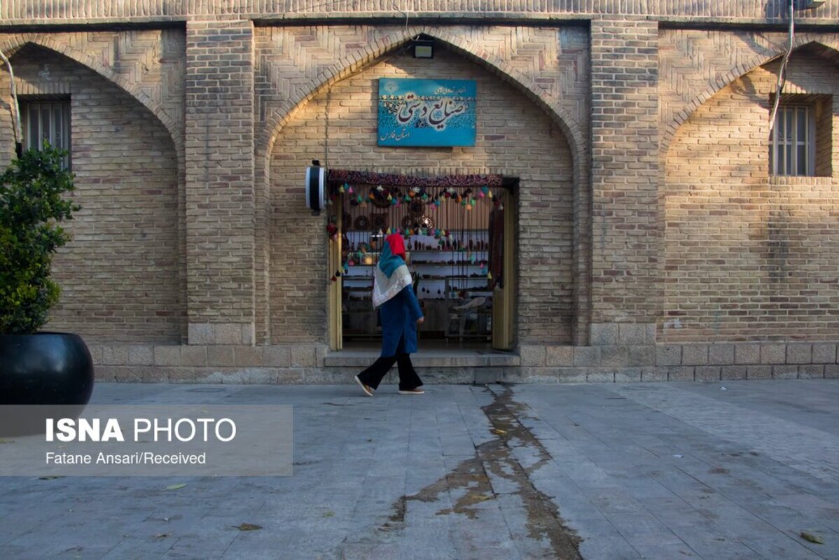 وکیل رنگارنگ شیراز