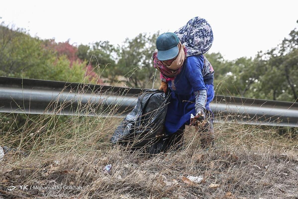 پاکسازی پارک ملی گلستان از زباله توسط بانوان حافظ محیط زیست