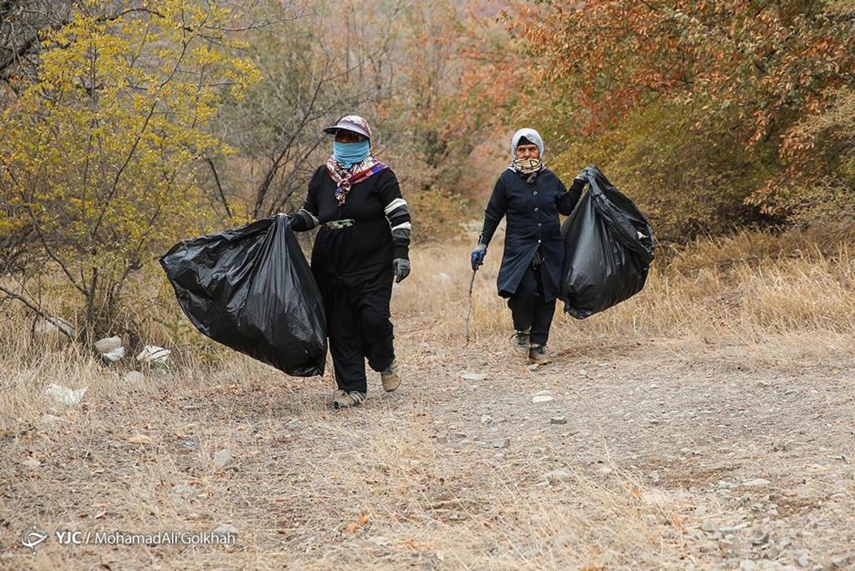 پاکسازی پارک ملی گلستان از زباله توسط بانوان حافظ محیط زیست