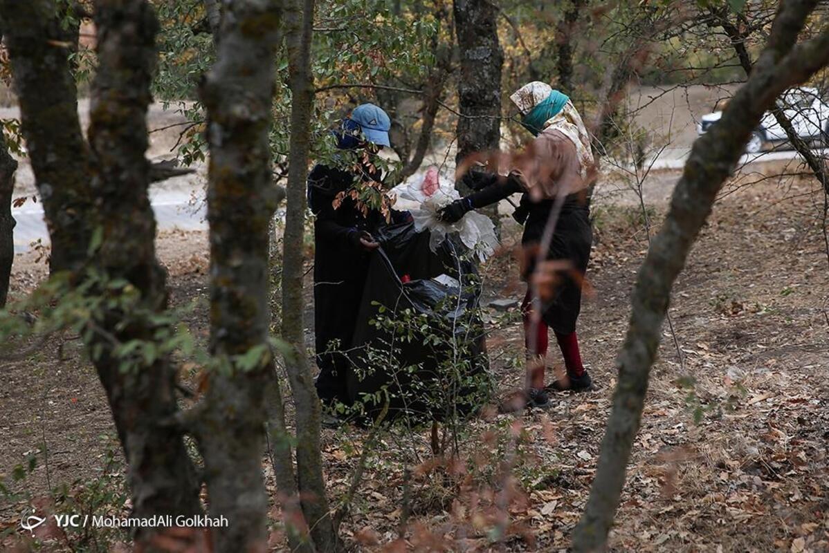پاکسازی پارک ملی گلستان از زباله توسط بانوان حافظ محیط زیست