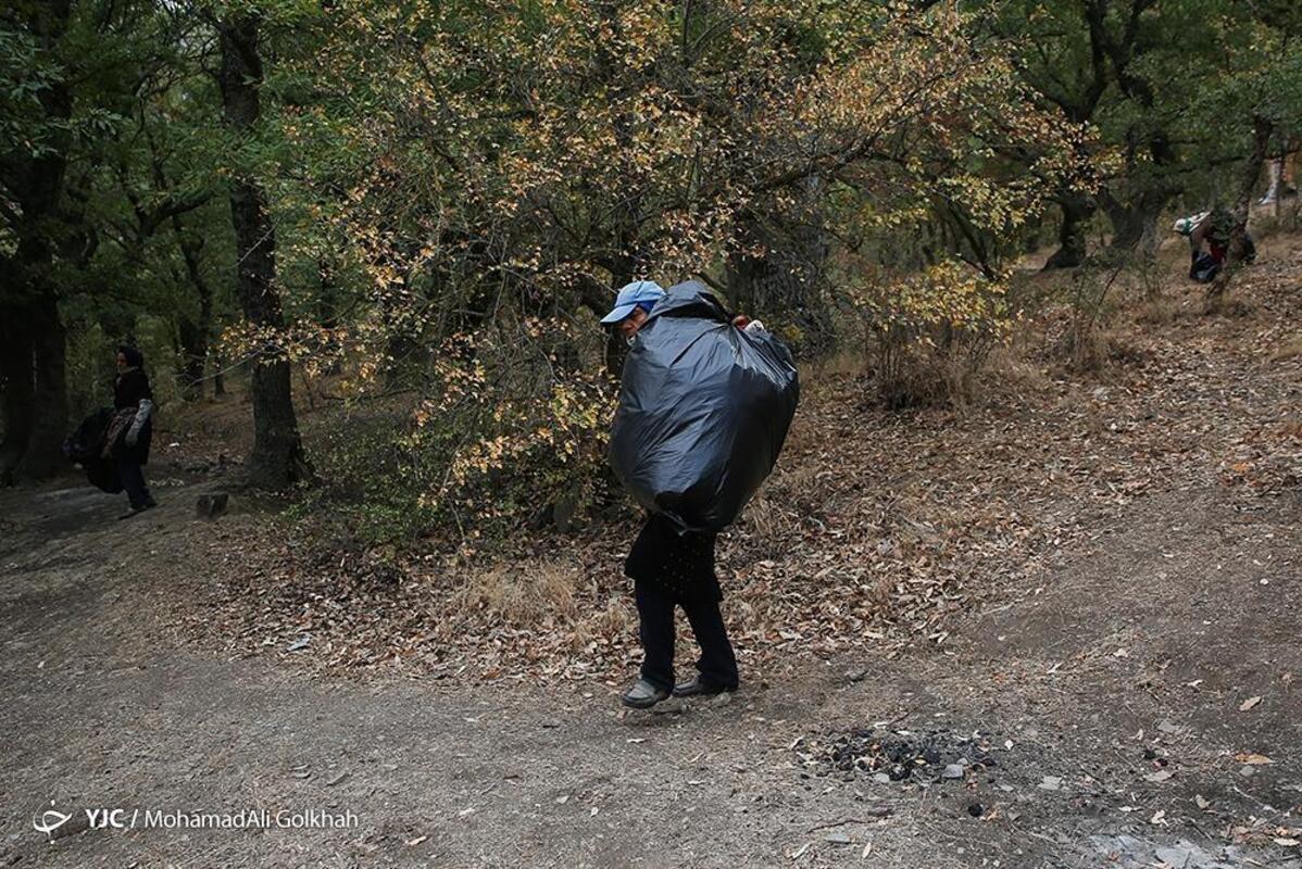 پاکسازی پارک ملی گلستان از زباله توسط بانوان حافظ محیط زیست