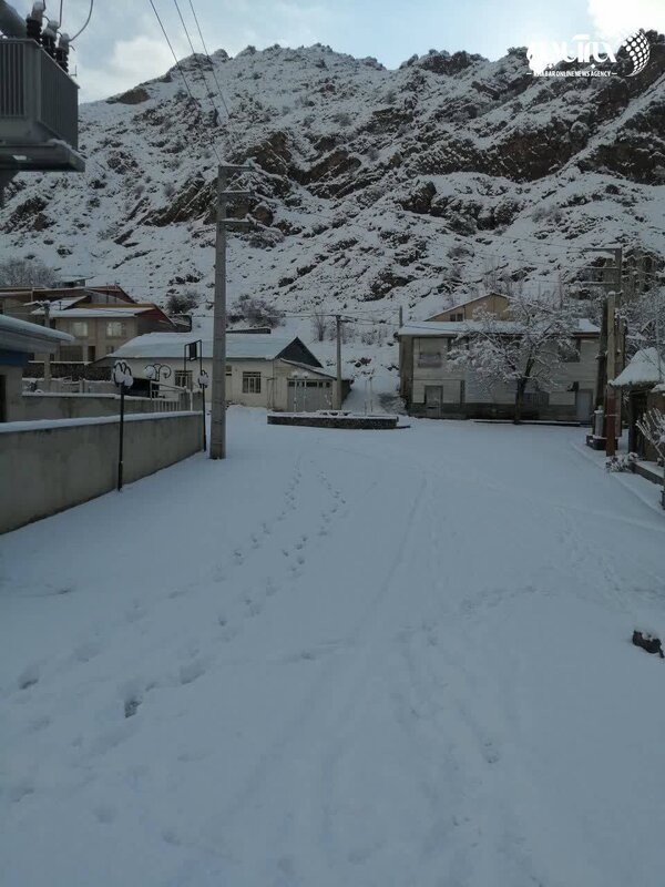 بارش برف در روستاهای اطراف شهرستان فیروزکوه