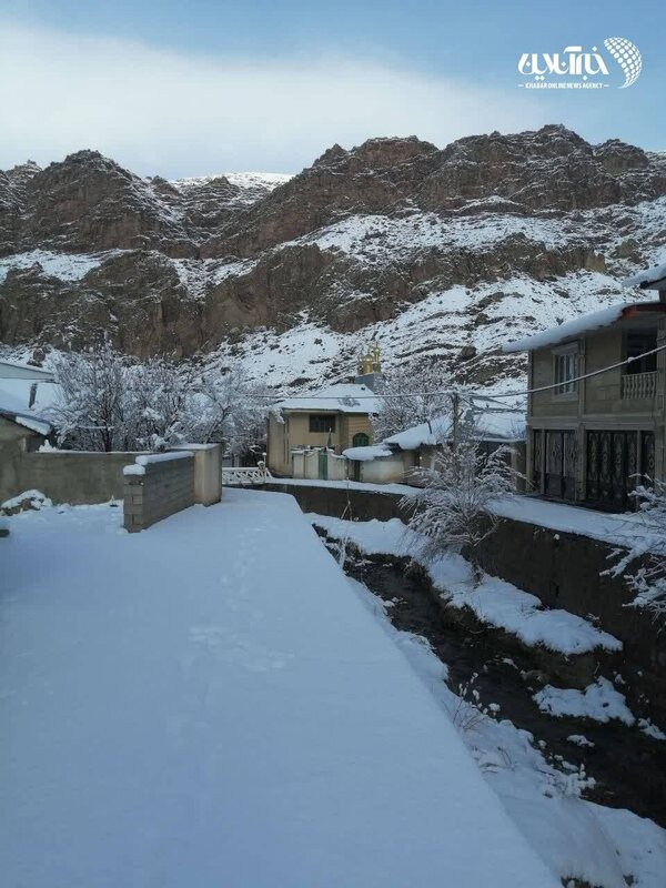 بارش برف در روستاهای اطراف شهرستان فیروزکوه