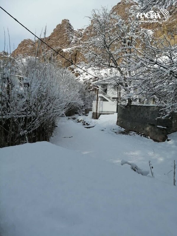 بارش برف در روستاهای اطراف شهرستان فیروزکوه