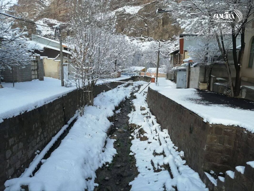 بارش برف در روستاهای اطراف شهرستان فیروزکوه
