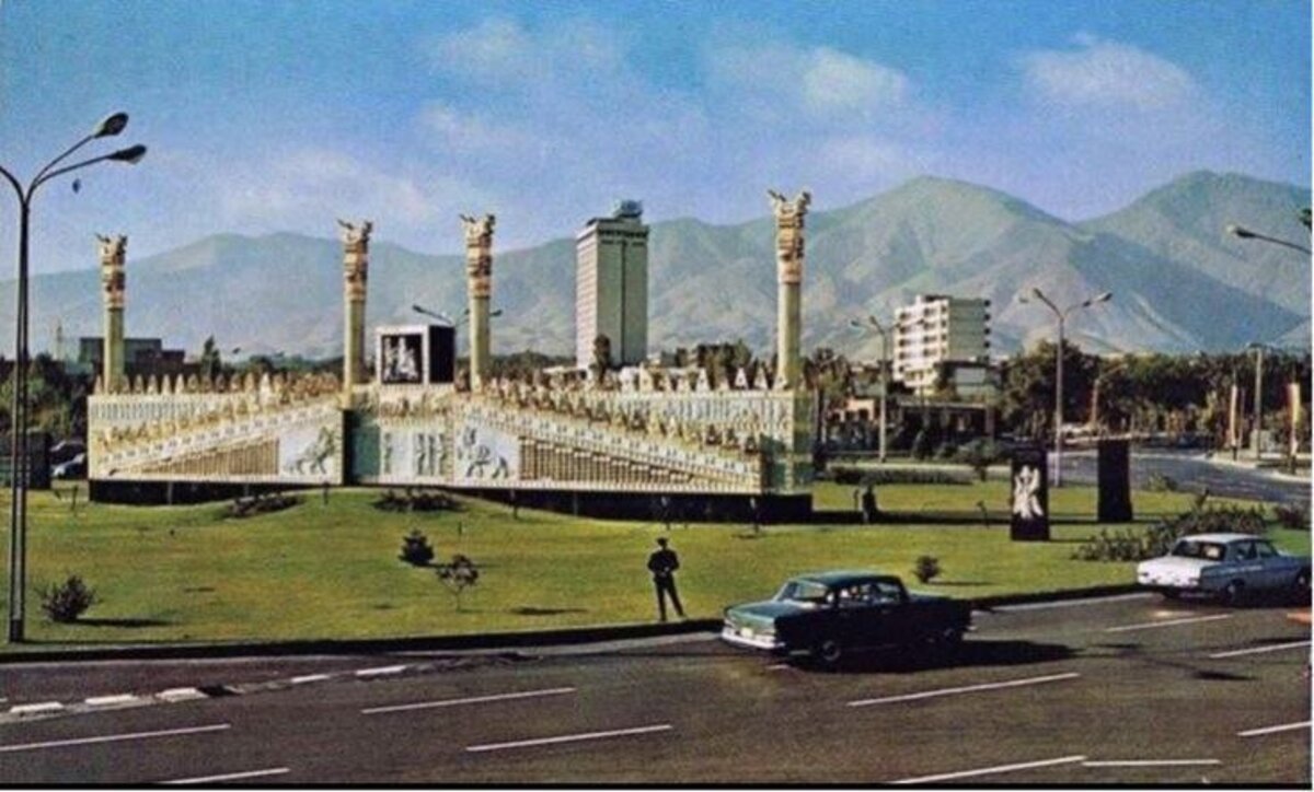 تخت جمشید وسط میدان ونک تهران؛ ۵۲ سال قبل/ عکس