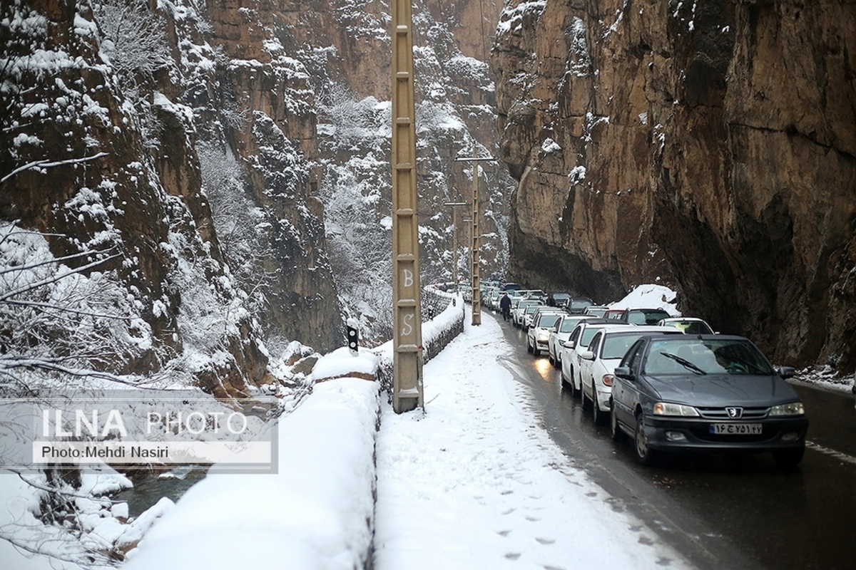 جاده چالوس در یک روز برفی