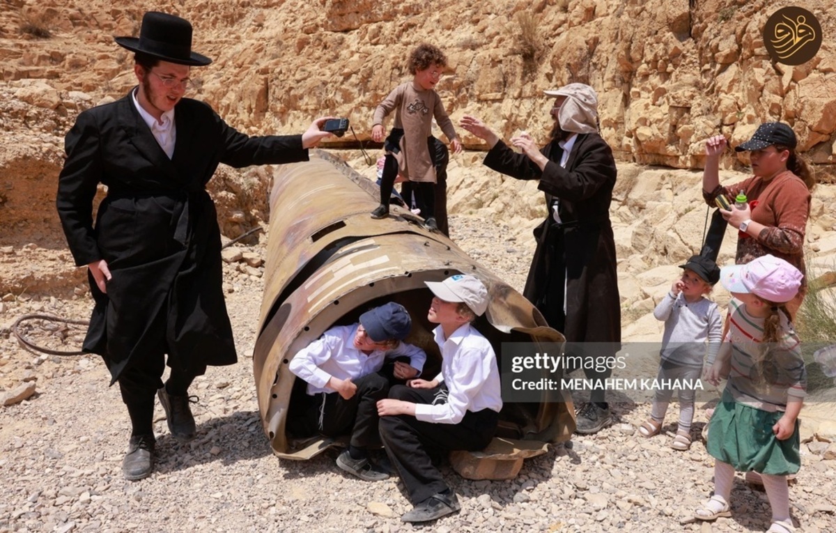 بازدید کنجکاوانه خانواده‌های اسرائیلی‌ از بقایای موشک ایرانی