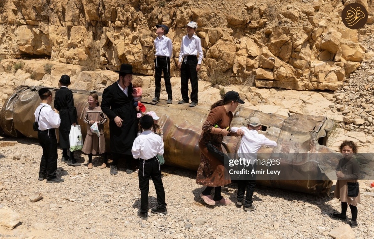 بازدید کنجکاوانه خانواده‌های اسرائیلی‌ از بقایای موشک ایرانی