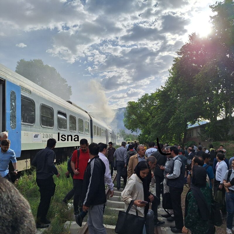 اولین تصاویر از آتش‌سوزی قطار حومه‌ای هشتگرد - تهران