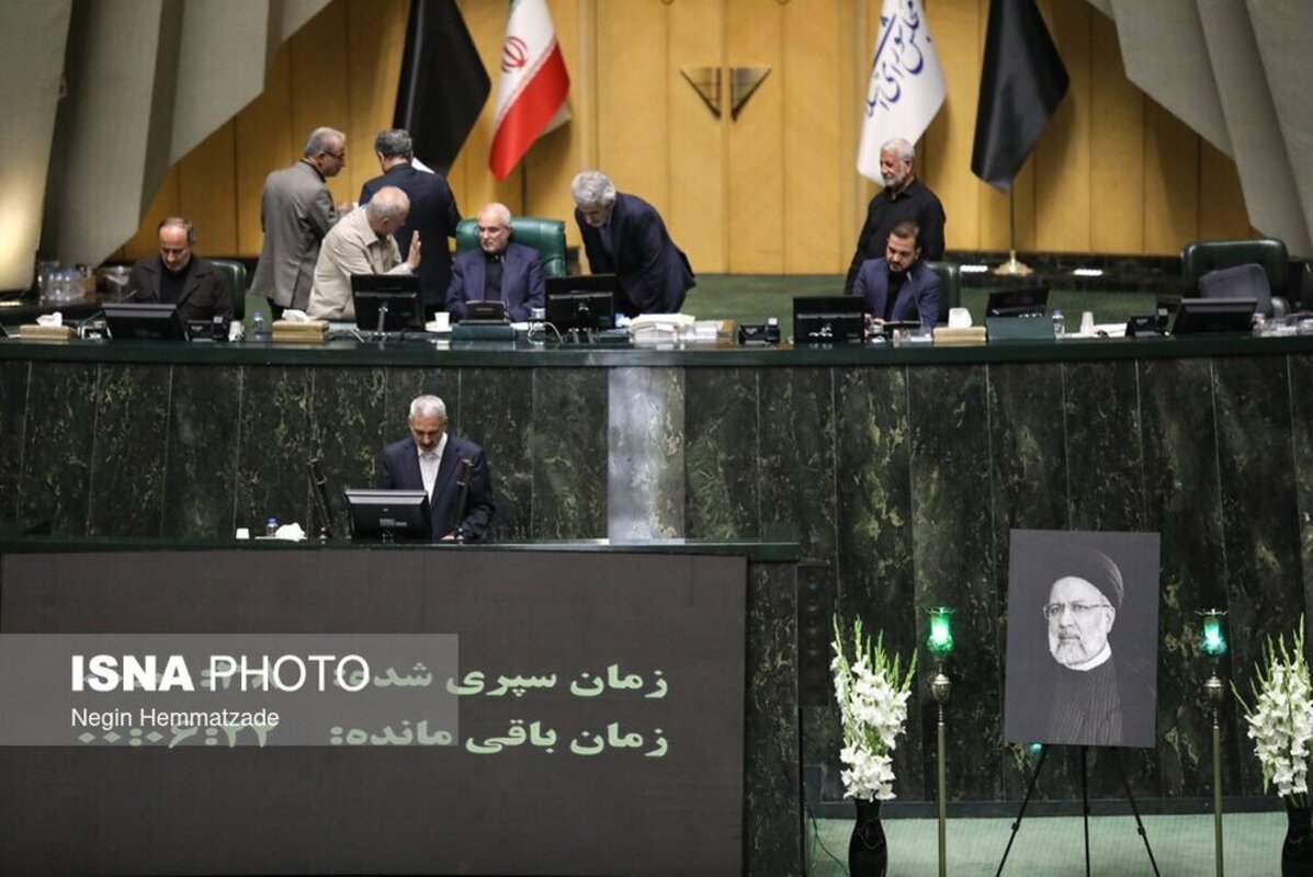 مجلس در سوگ شهادت رئیس جمهور و همراهانش