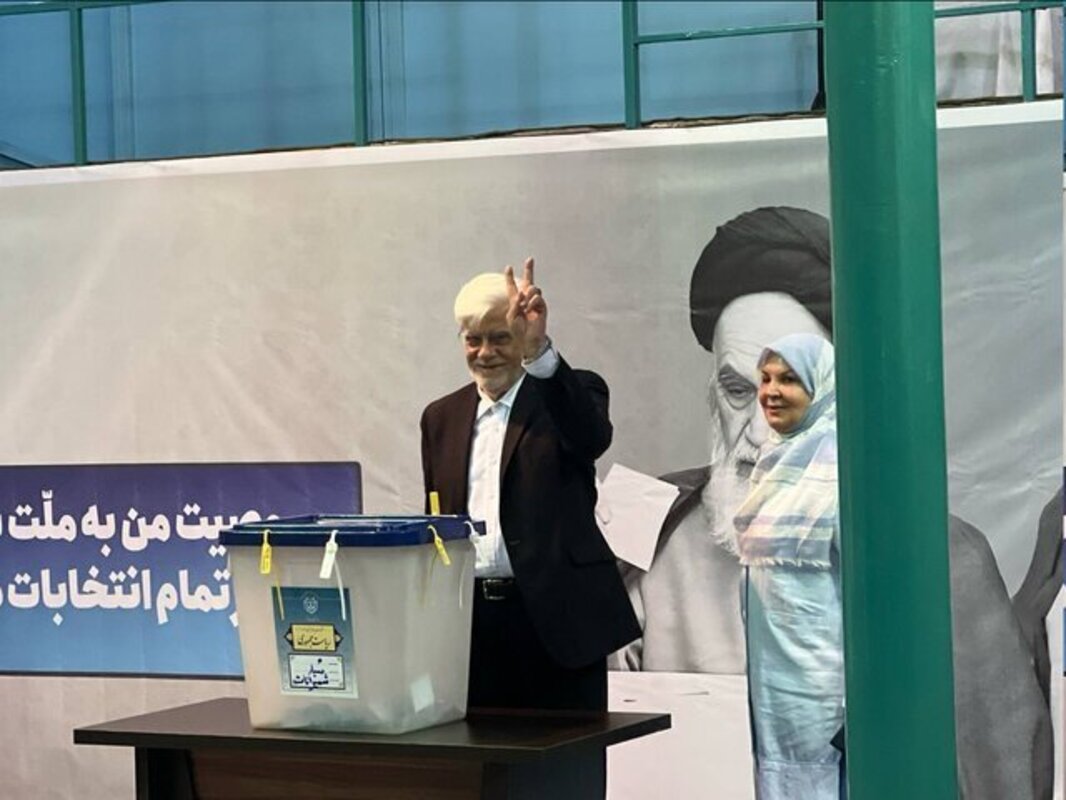 محمدرضا عارف و همسرش با حضور در حسینیه جماران رأی خود در انتخابات ریاست جمهوری چهاردهم به صندوق انداختند.