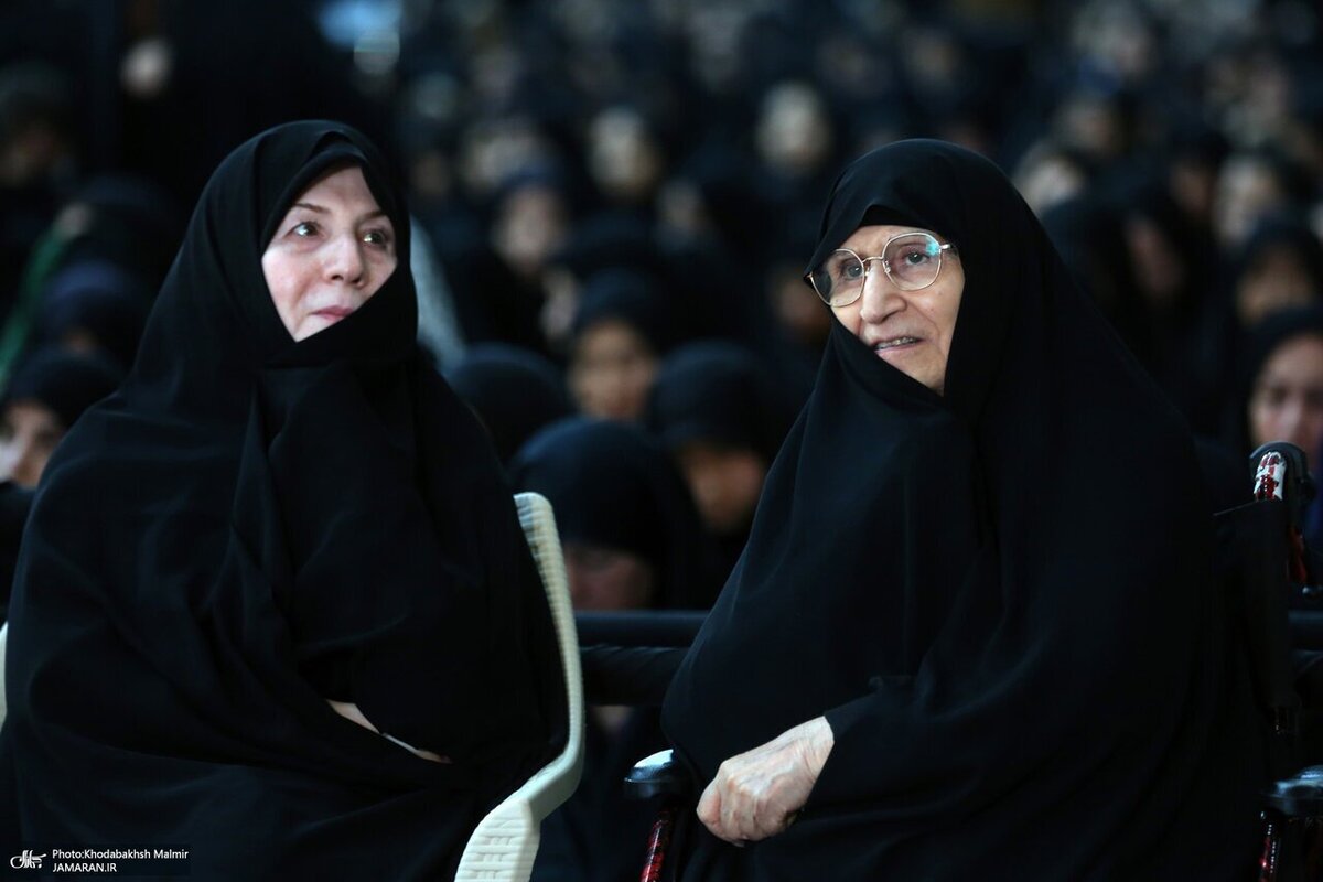 دختر امام و دختر پزشکیان در مراسم عزاداری در حرم امام