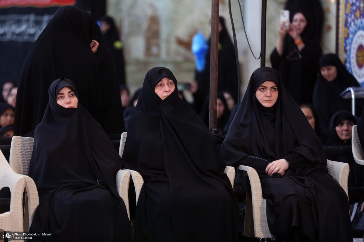 دختر امام و دختر پزشکیان در مراسم عزاداری در حرم امام