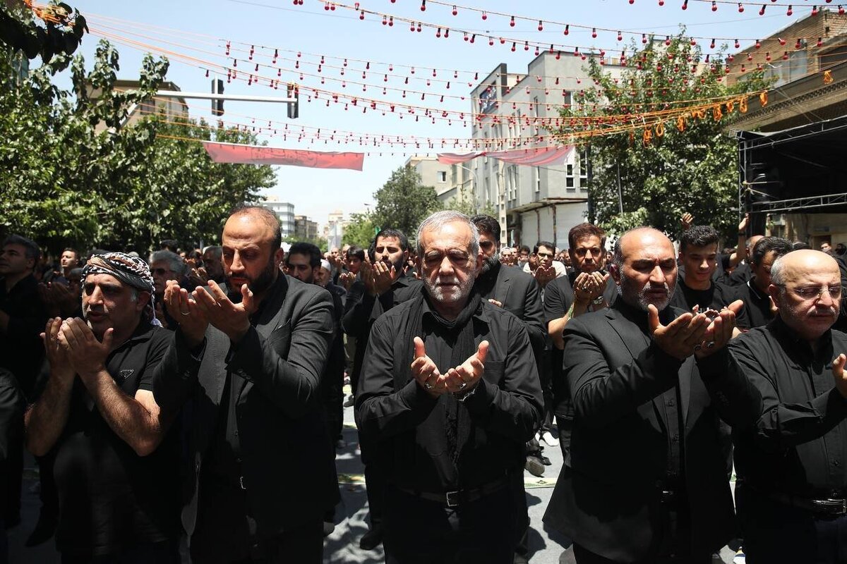 حضور پزشکیان در خیابان جمهوری برای نماز ظهر عاشورا