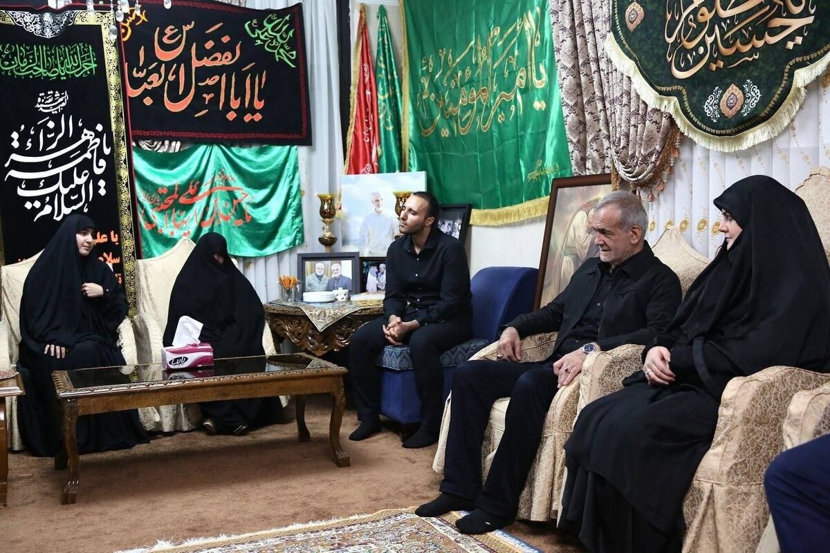 عکس/ حضور مسعود پزشکیان و خانواده اش در منزل سردار سلیمانی