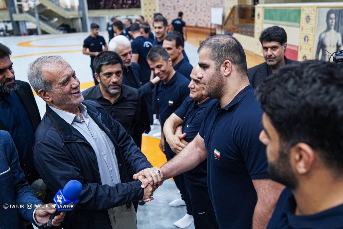 حضور سرزده مسعود پزشکیان در کمپ تیم ملی کشتی