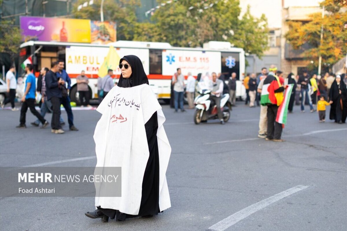 کفن‌پوشی چند زن و دختر در میدان فلسطین تهران