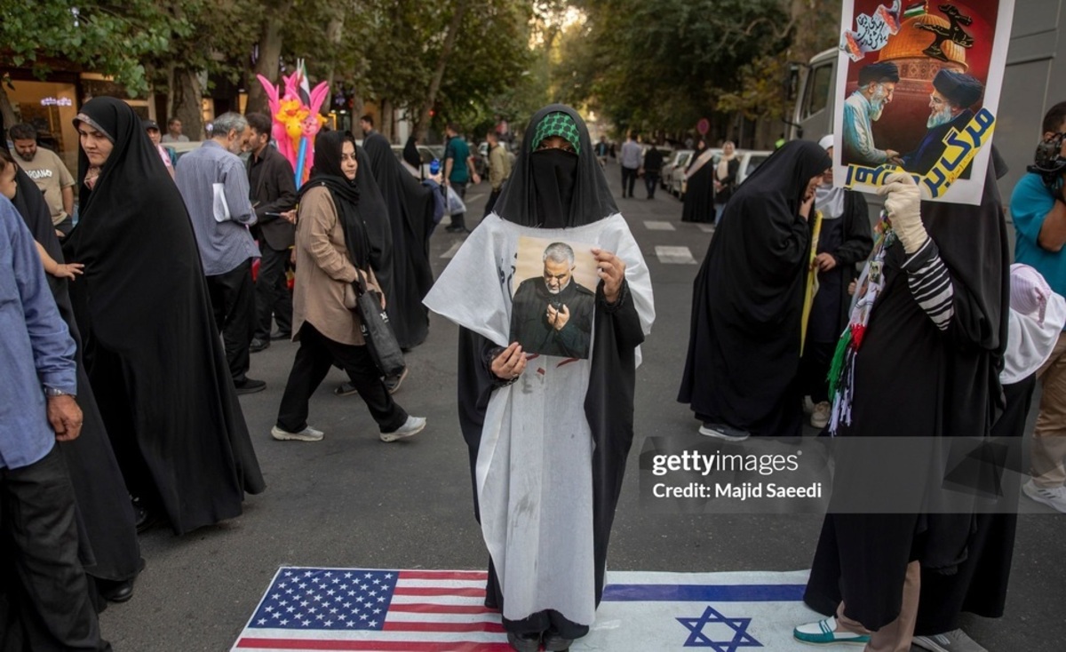 کفن‌پوشی چند زن و دختر در میدان فلسطین تهران