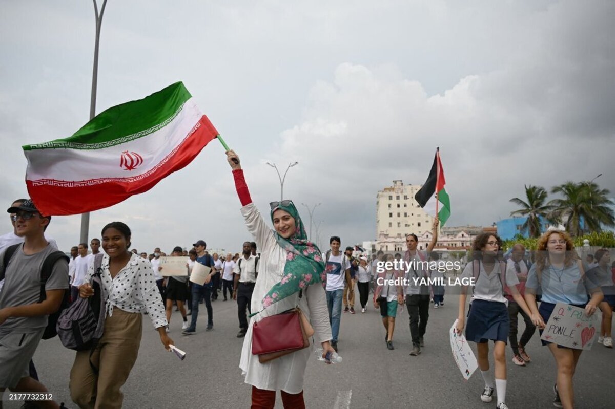 پرچم ایران در تظاهرات حمایت از فلسطین در کوبا