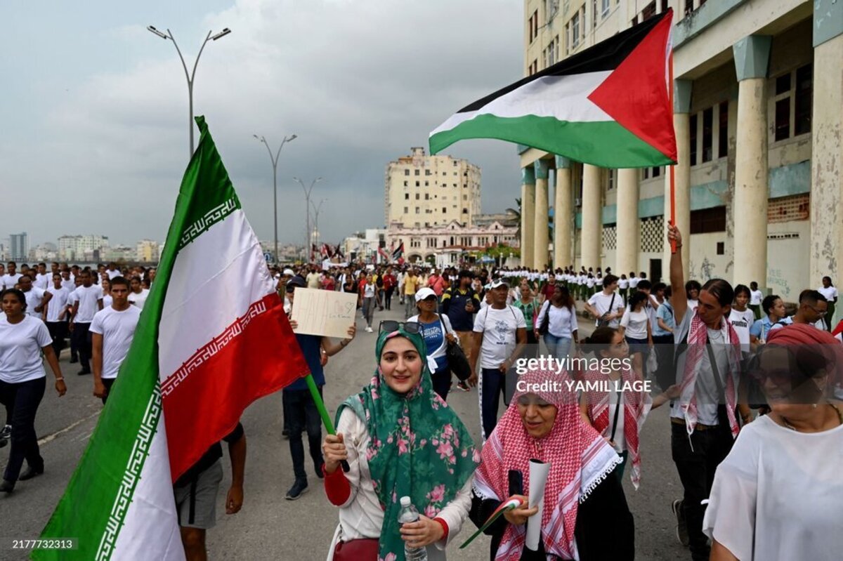 پرچم ایران در تظاهرات حمایت از فلسطین در کوبا