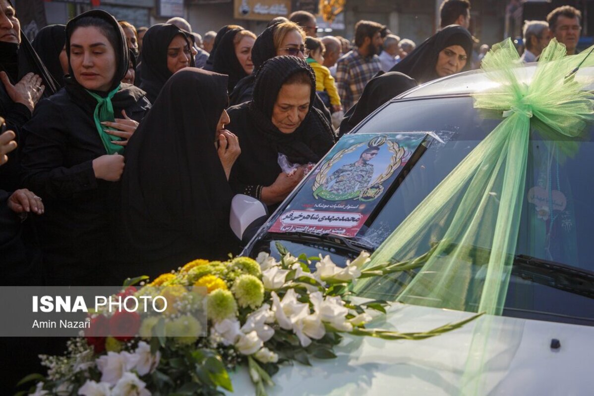 عکس/ برگزاری مراسم حنابندان در تشییع شهید استوار محمد مهدی شاهرخی‌فر