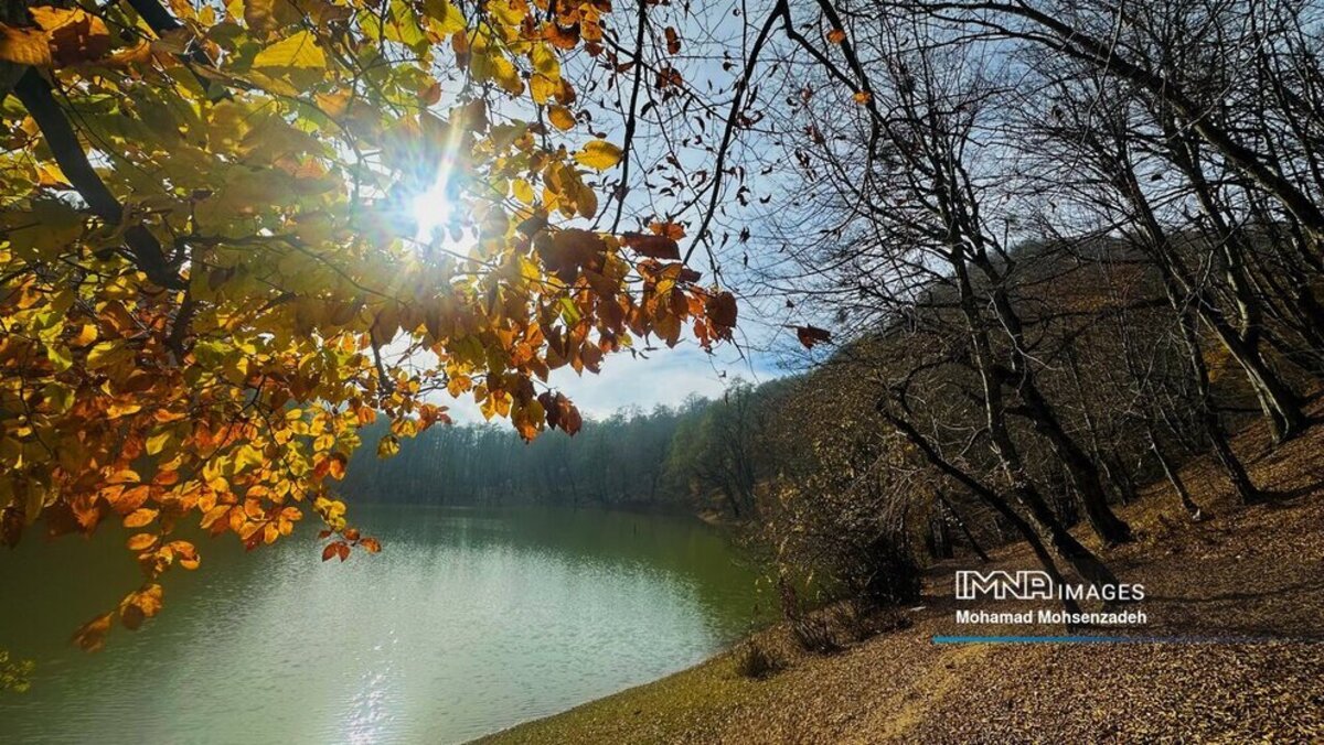 نمای پاییزی دریاچه چورت ساری