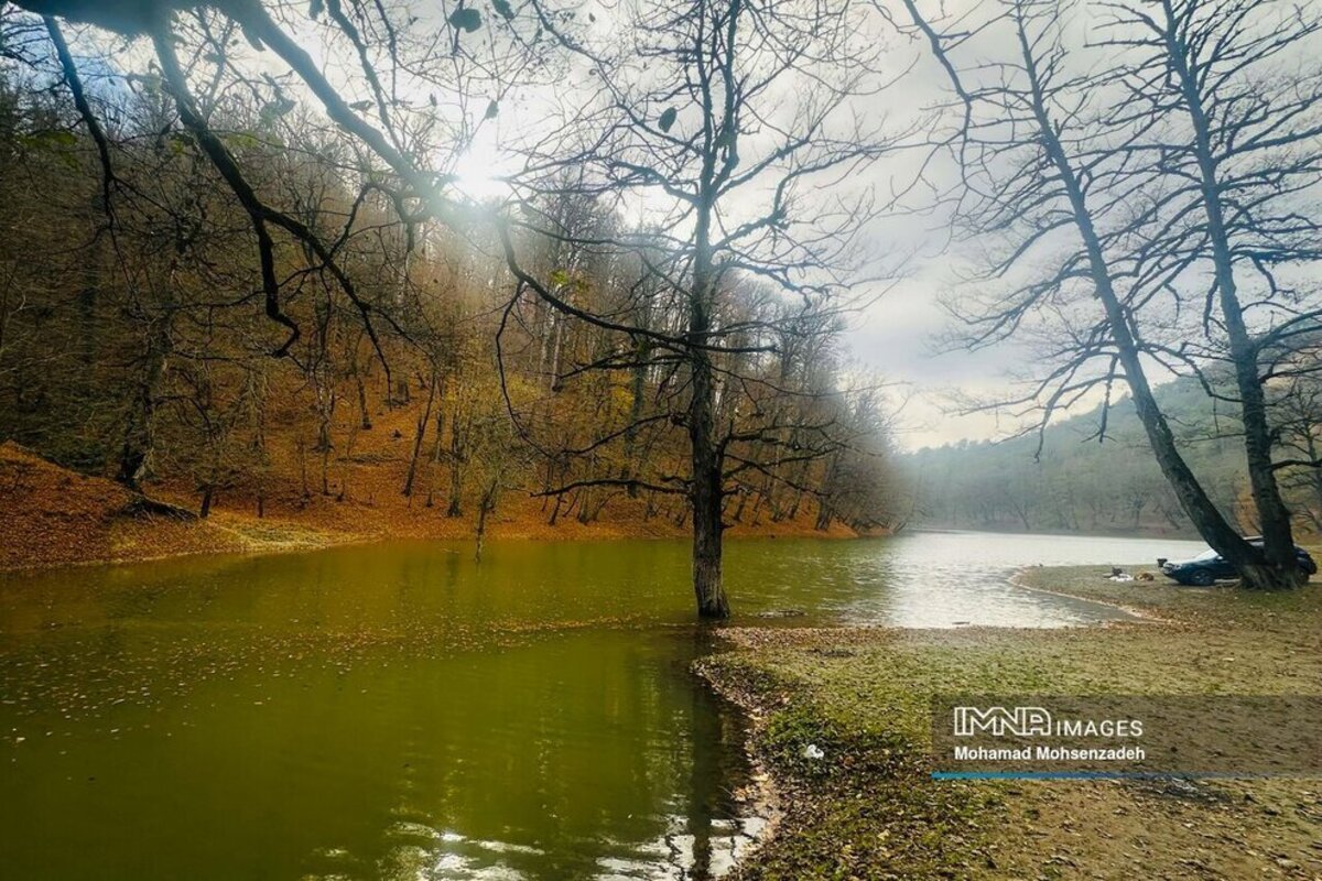 نمای پاییزی دریاچه چورت ساری