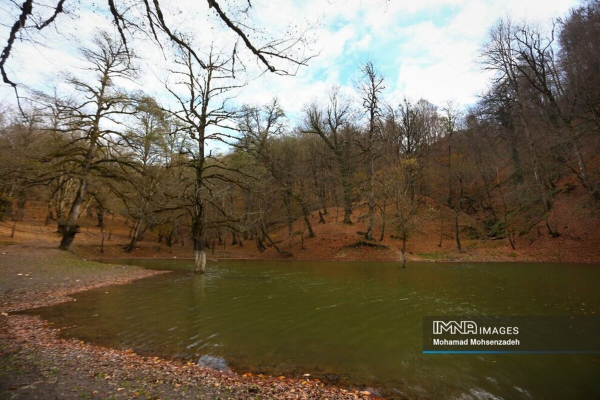 نمای پاییزی دریاچه چورت ساری