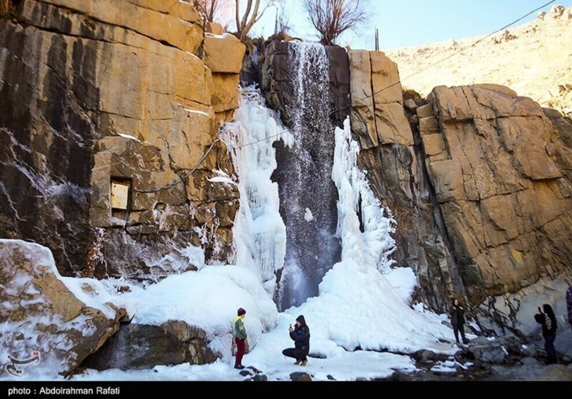 آبشار گنجنامه همدان یخ زد