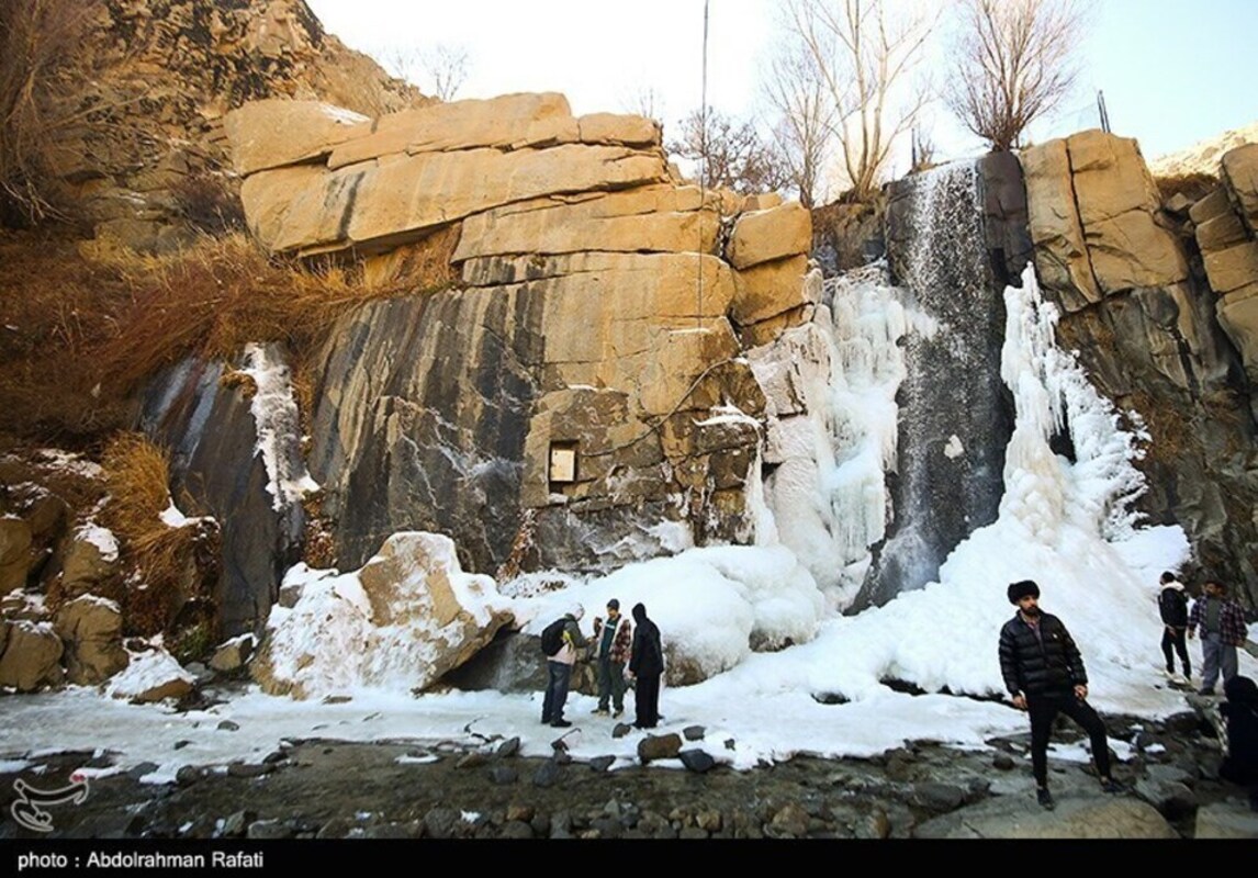 آبشار گنجنامه همدان یخ زد