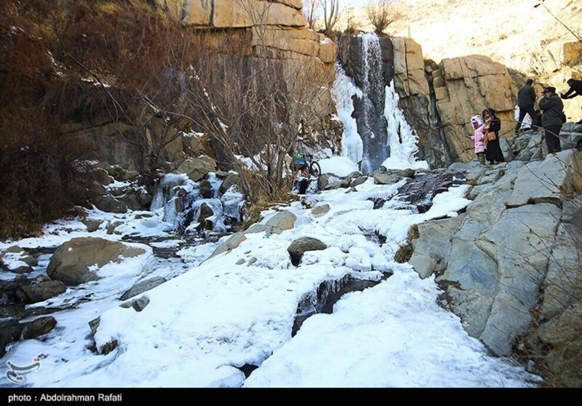 آبشار گنجنامه همدان یخ زد