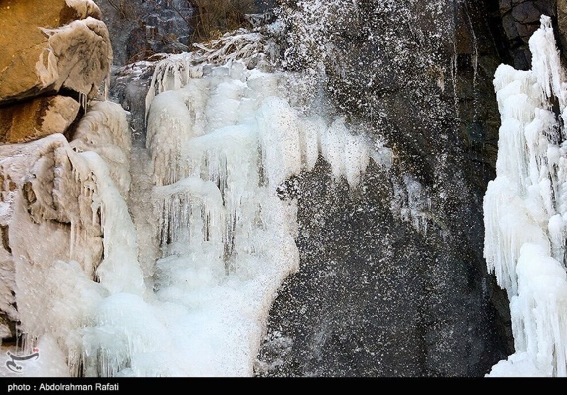 آبشار گنجنامه همدان یخ زد