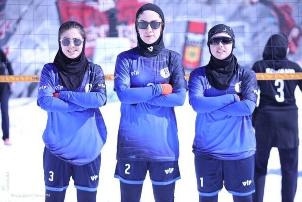  رقابت جذاب والیبال برفی دختران در دیزین 