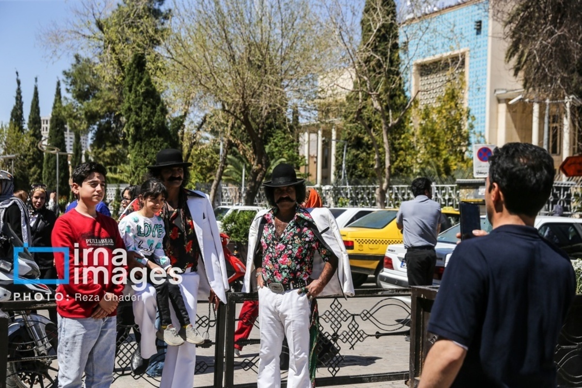 گردشگران نوروز ۱۴۰۴ در محور زندیه در قلب شهر شیراز