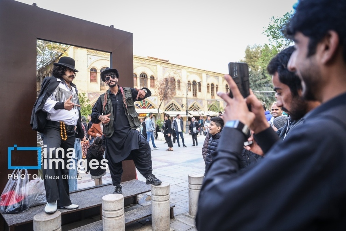 گردشگران نوروز ۱۴۰۴ در محور زندیه در قلب شهر شیراز