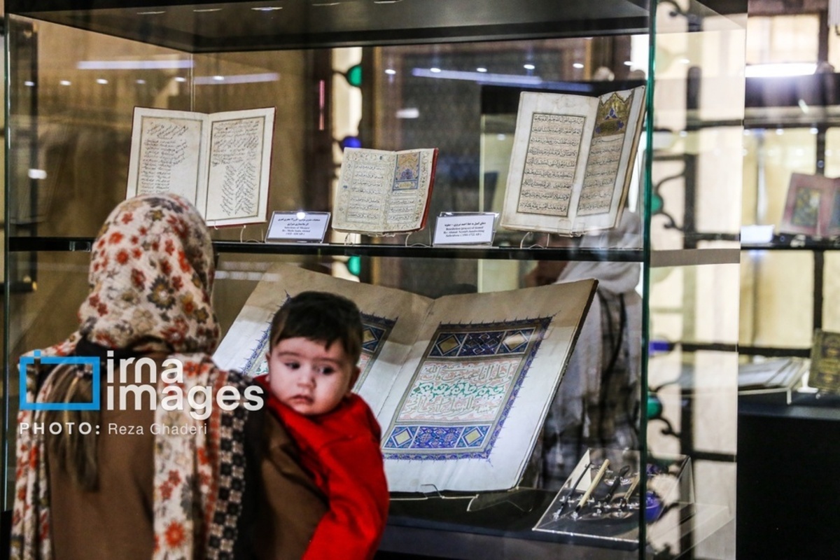 گردشگران نوروز ۱۴۰۴ در محور زندیه در قلب شهر شیراز
