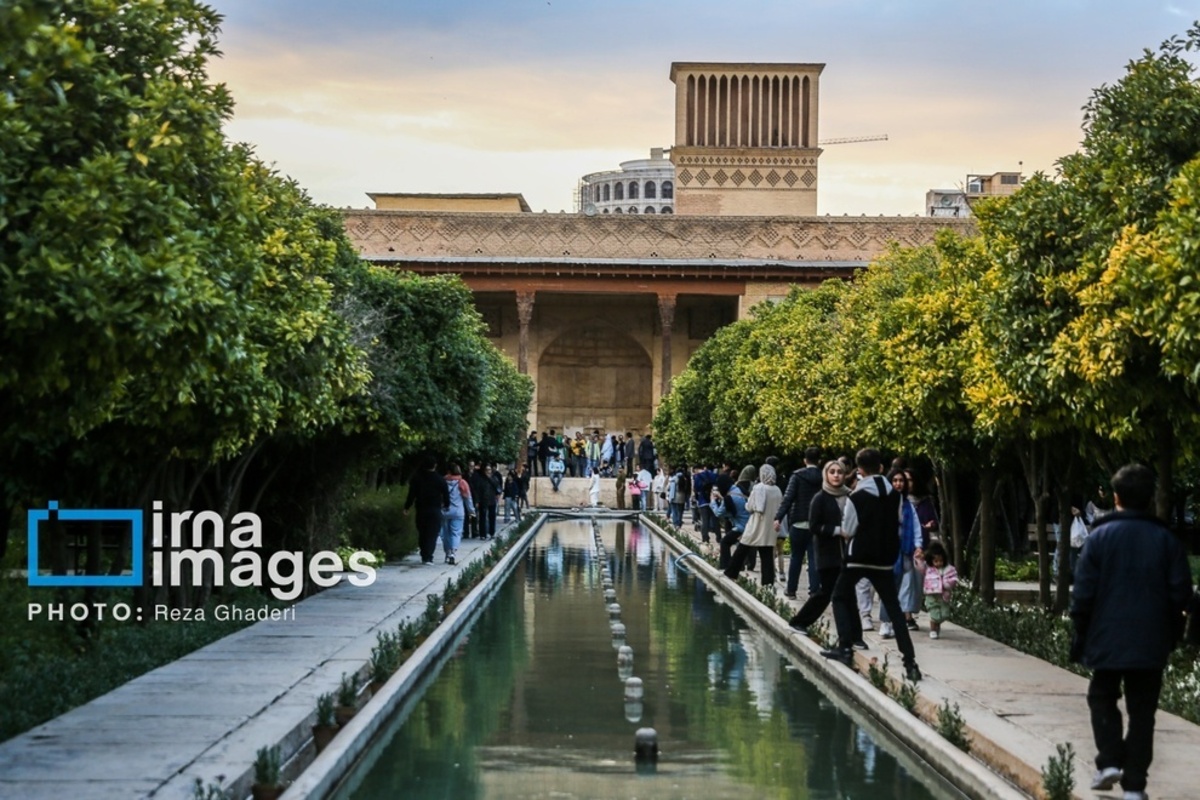 گردشگران نوروز ۱۴۰۴ در محور زندیه در قلب شهر شیراز