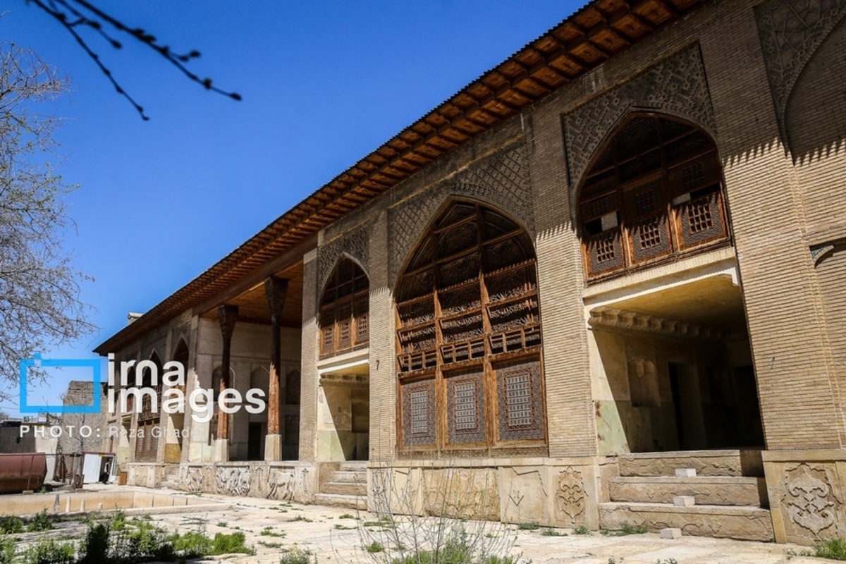 گردشگران نوروز ۱۴۰۴ در محور زندیه در قلب شهر شیراز