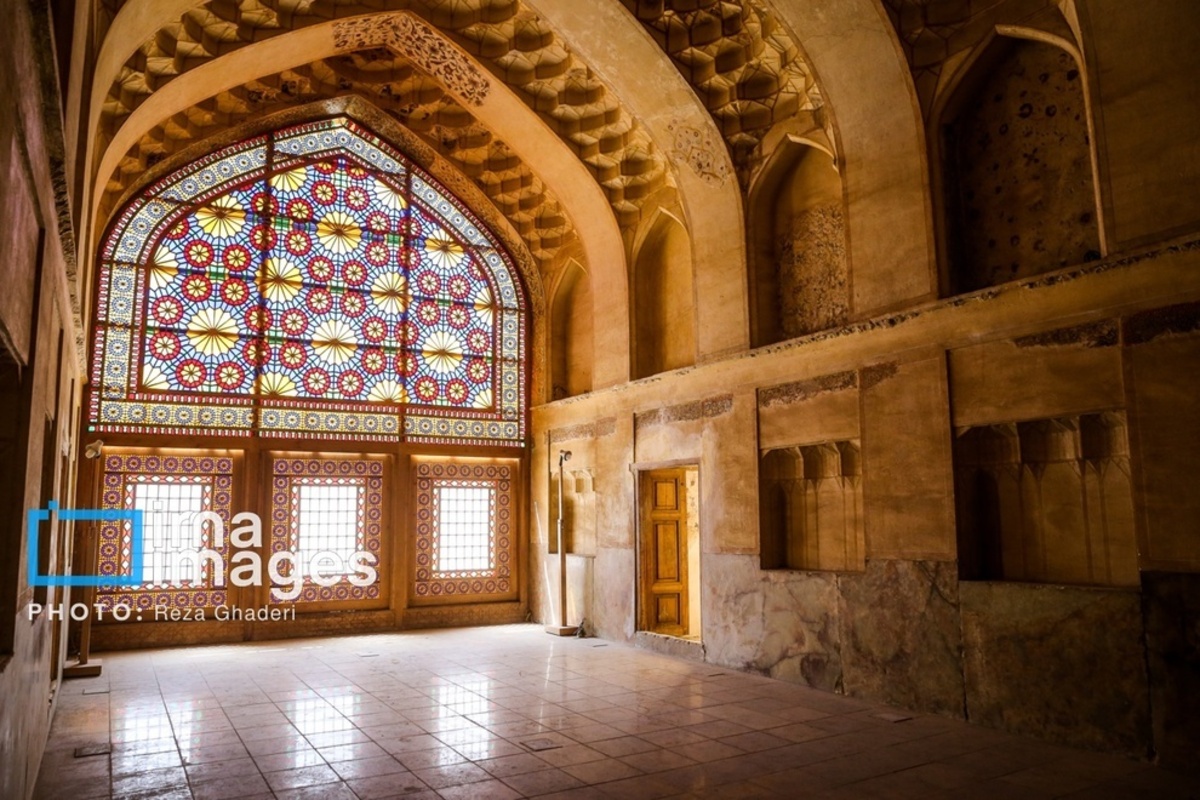 گردشگران نوروز ۱۴۰۴ در محور زندیه در قلب شهر شیراز