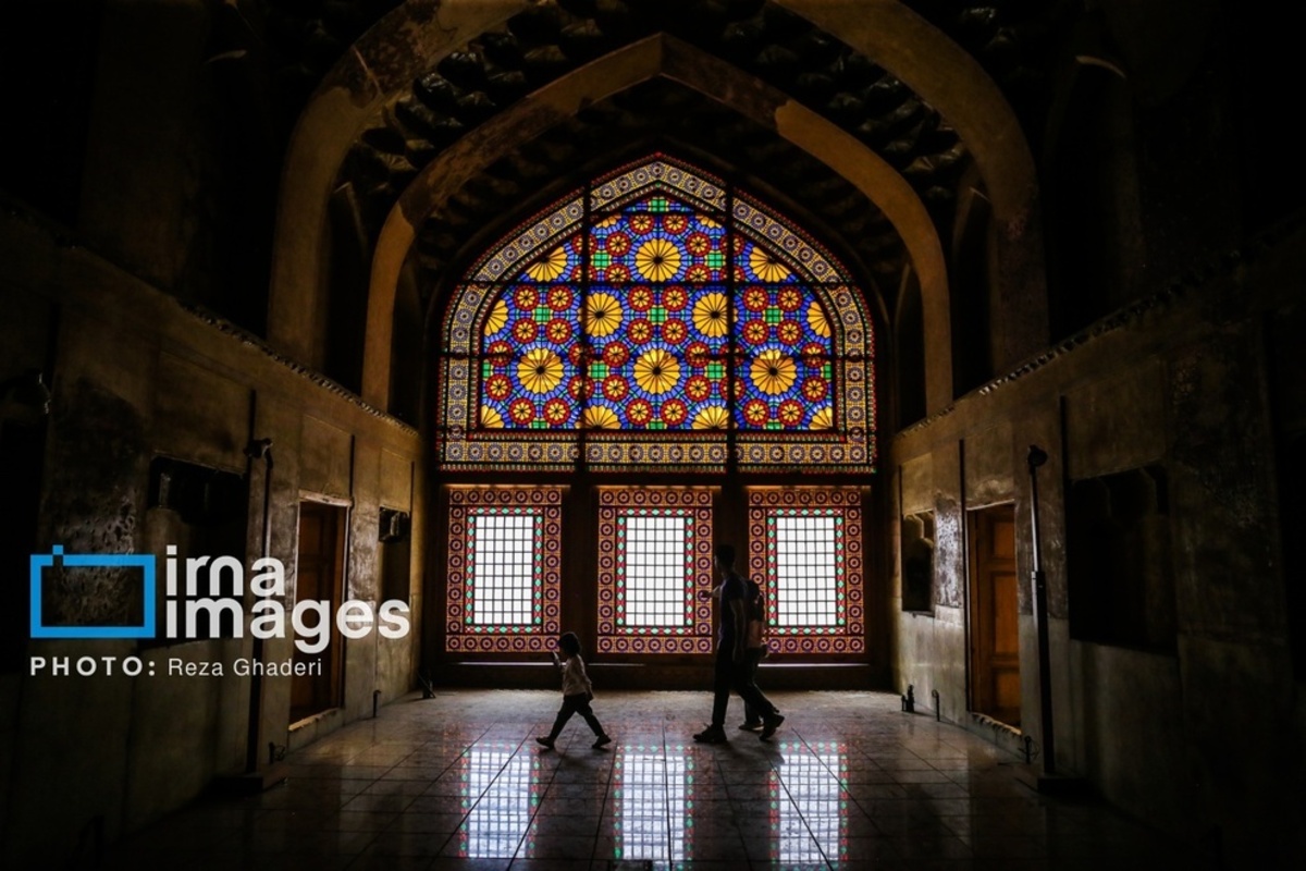 گردشگران نوروز ۱۴۰۴ در محور زندیه در قلب شهر شیراز