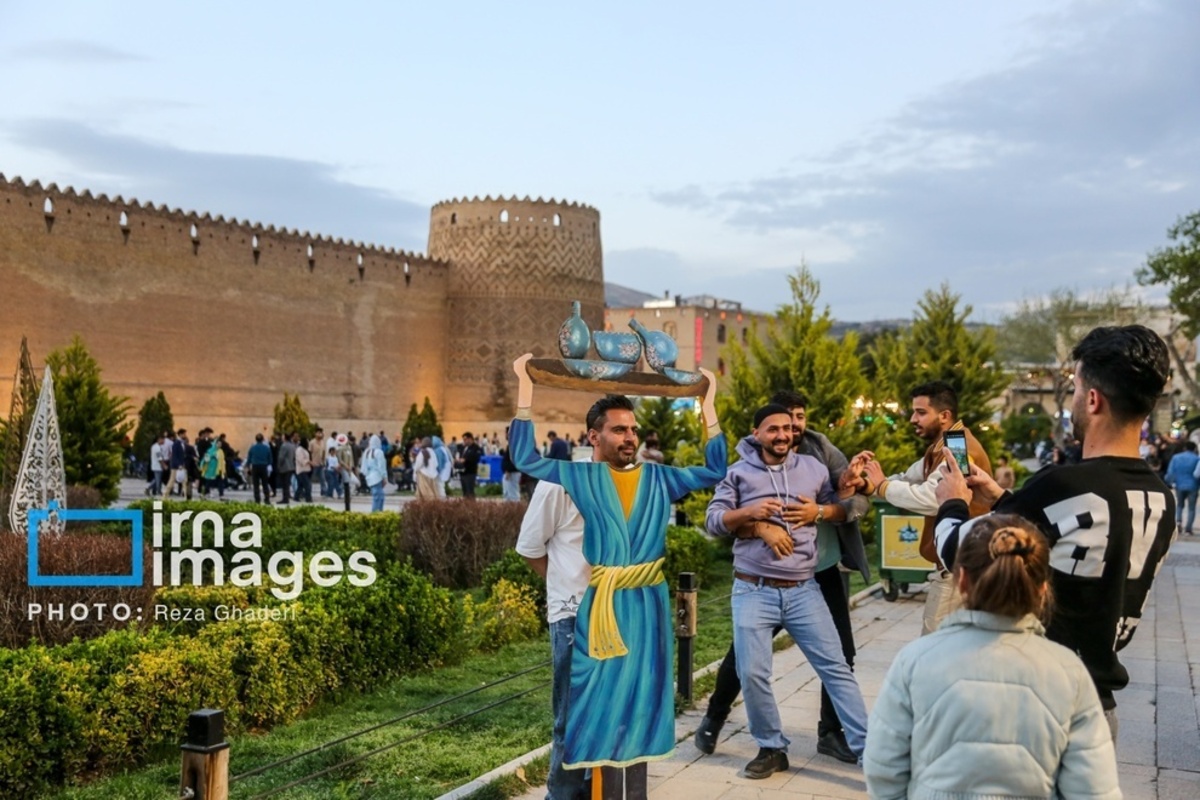 گردشگران نوروز ۱۴۰۴ در محور زندیه در قلب شهر شیراز