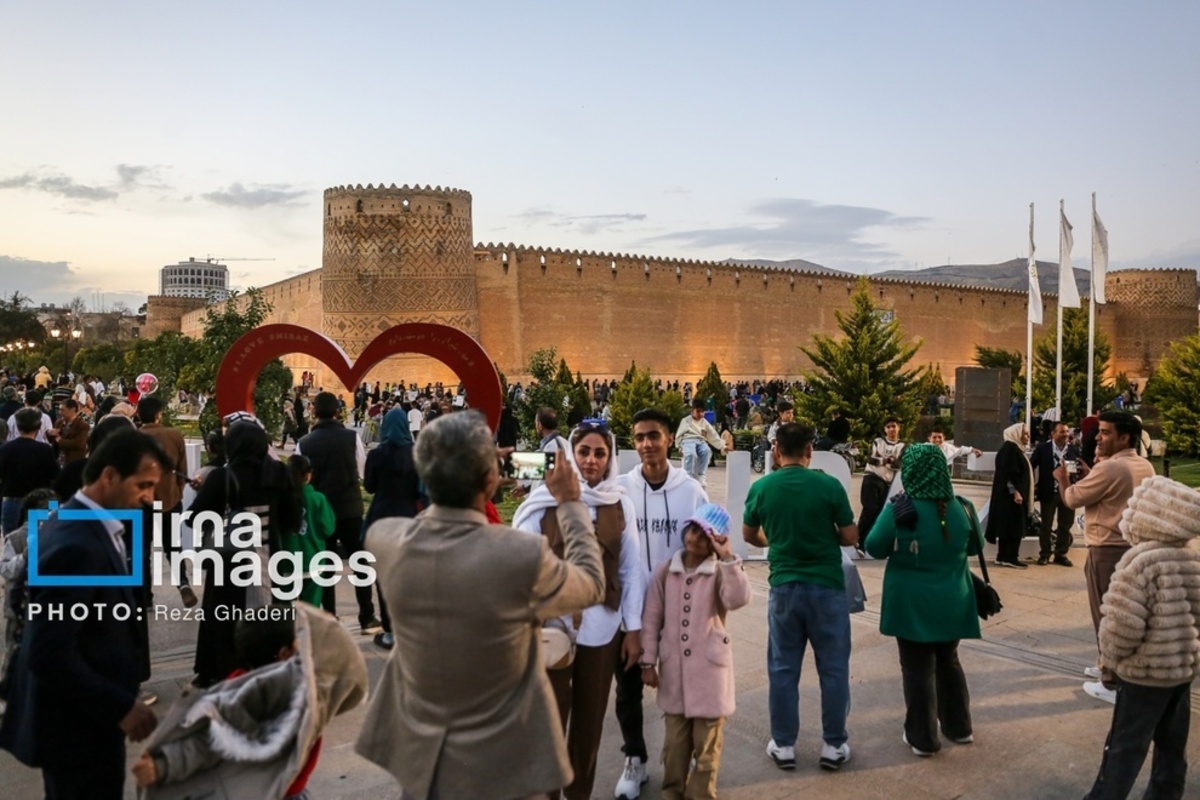 گردشگران نوروز ۱۴۰۴ در محور زندیه در قلب شهر شیراز
